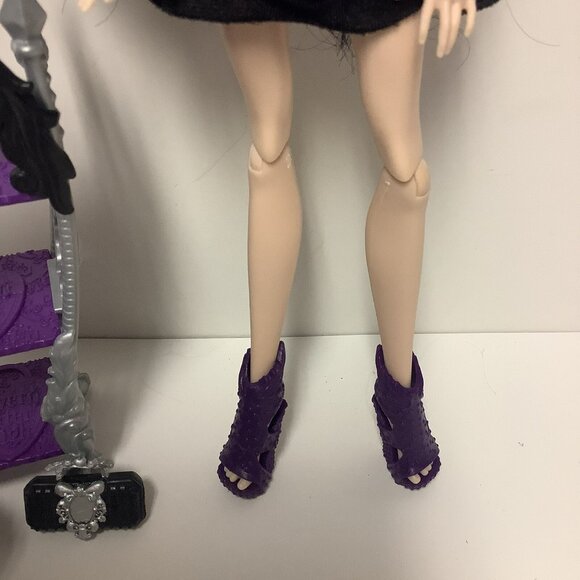 Ever After High Raven Doll Queen Doll Getting Fairest Stand & Mixed Accessories - Picture 4 of 14